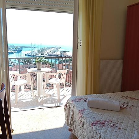 Hotel Robinia Imperia Buitenkant foto
