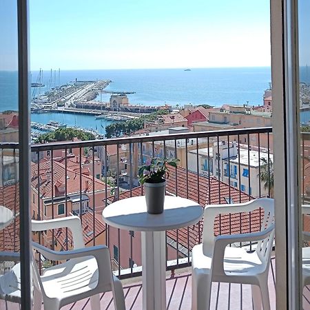 Hotel Robinia Imperia Buitenkant foto