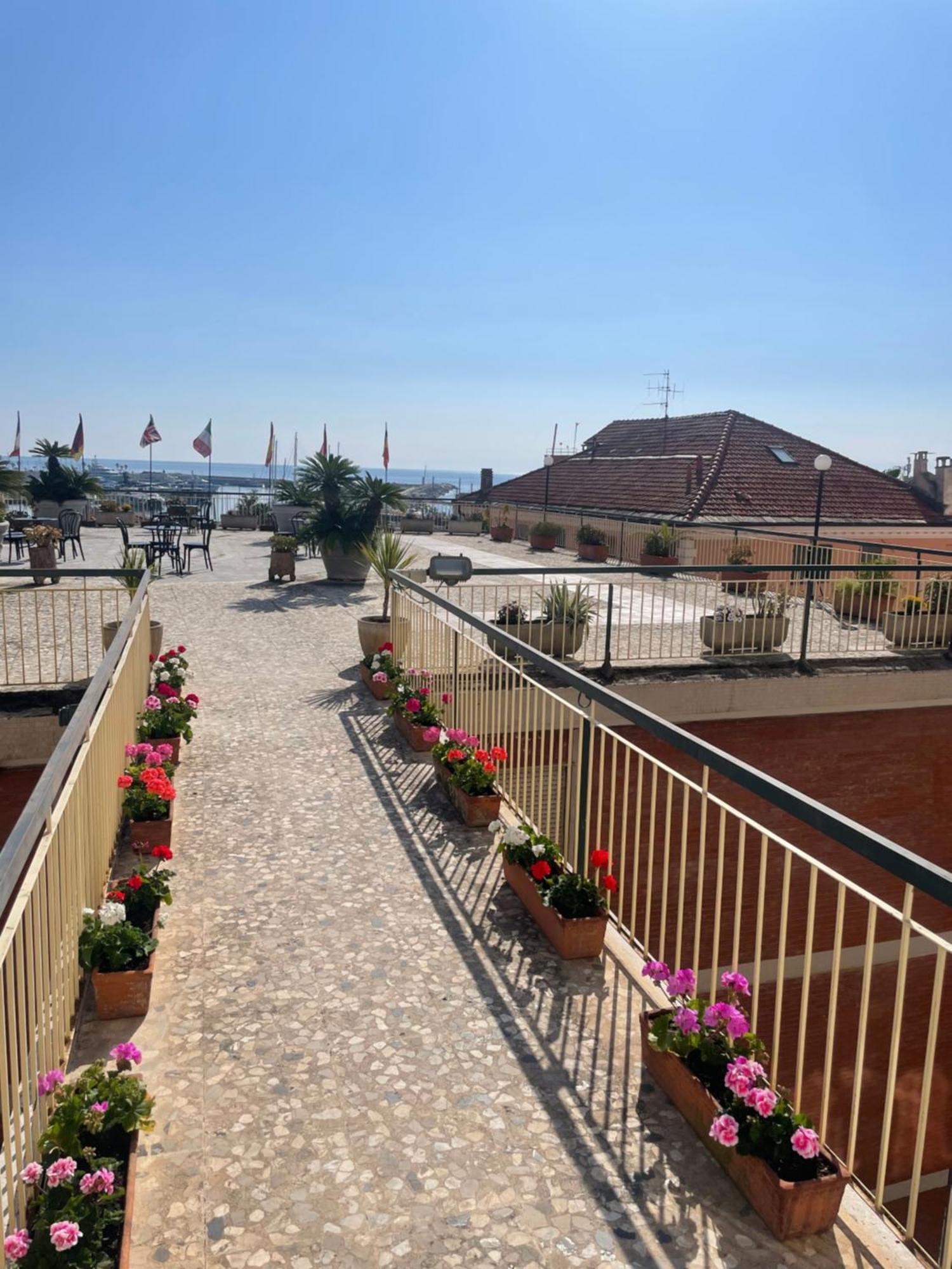 Hotel Robinia Imperia Buitenkant foto