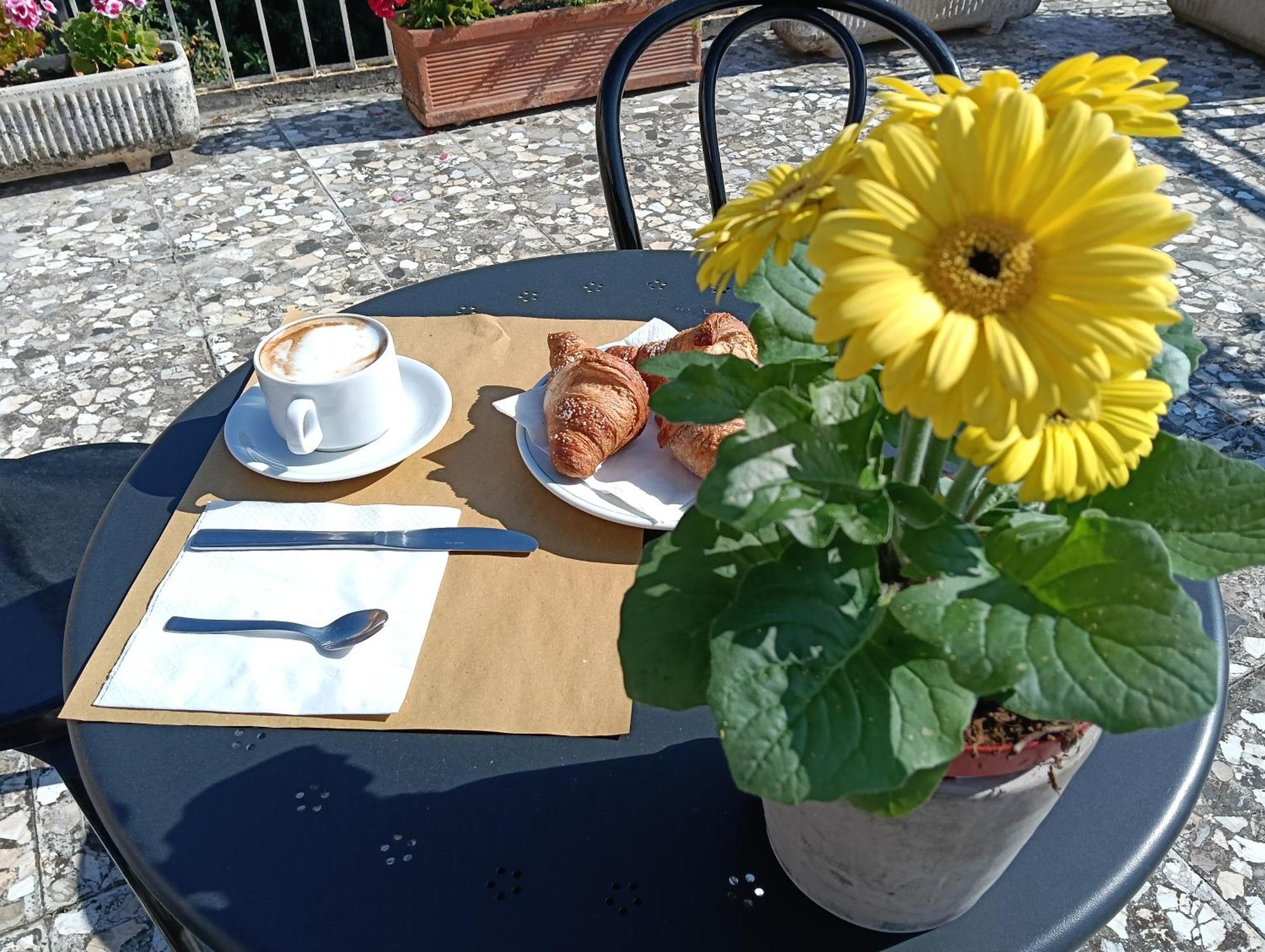 Hotel Robinia Imperia Buitenkant foto