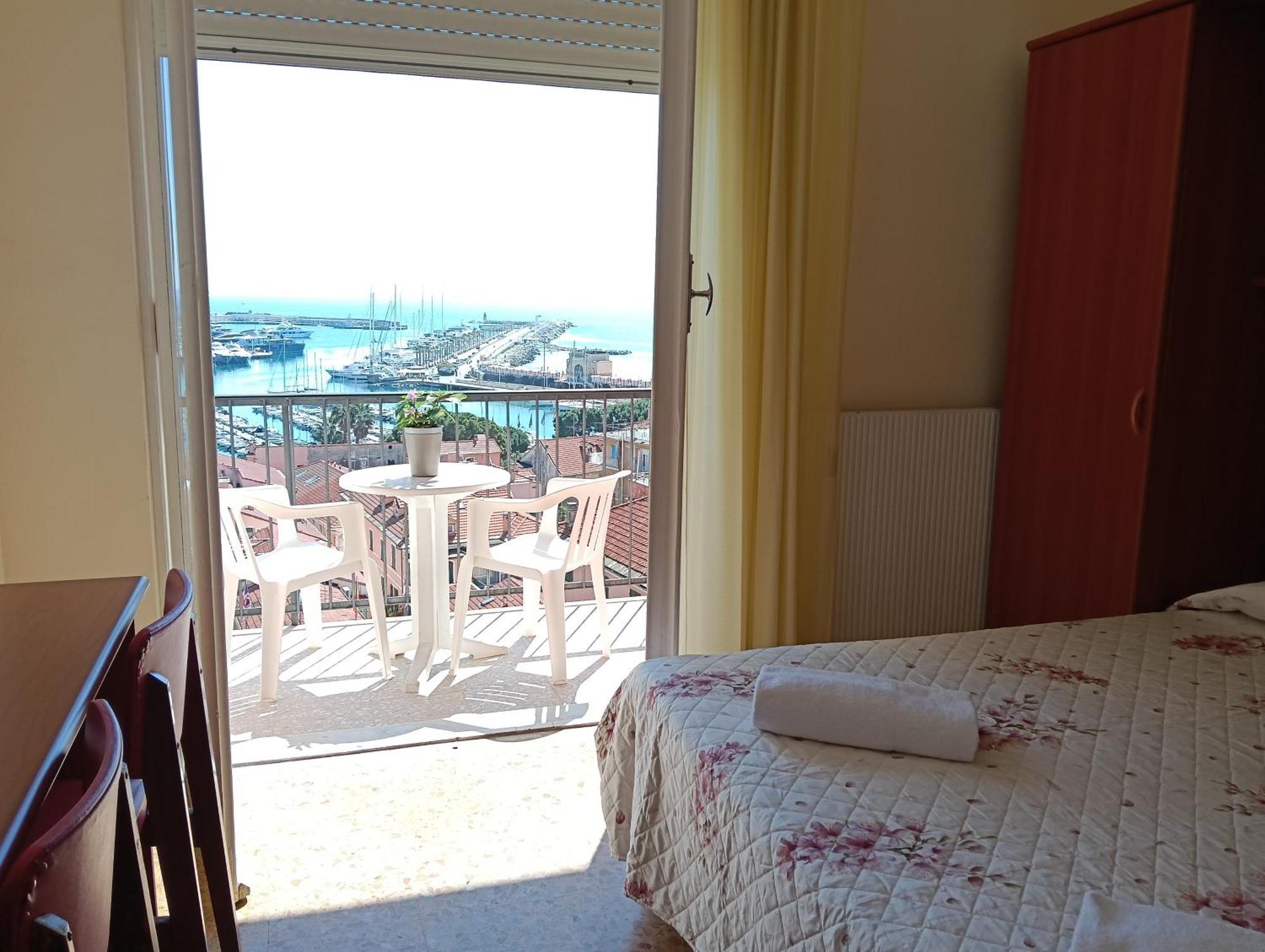 Hotel Robinia Imperia Buitenkant foto