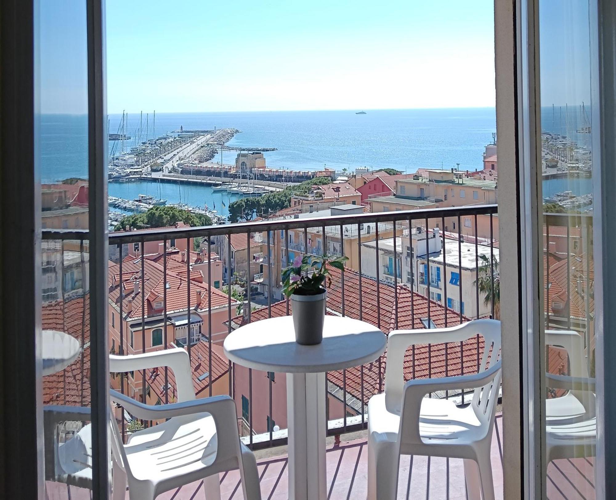 Hotel Robinia Imperia Buitenkant foto