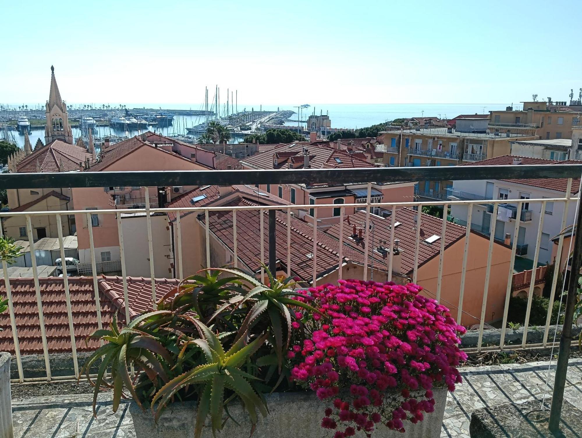 Hotel Robinia Imperia Buitenkant foto