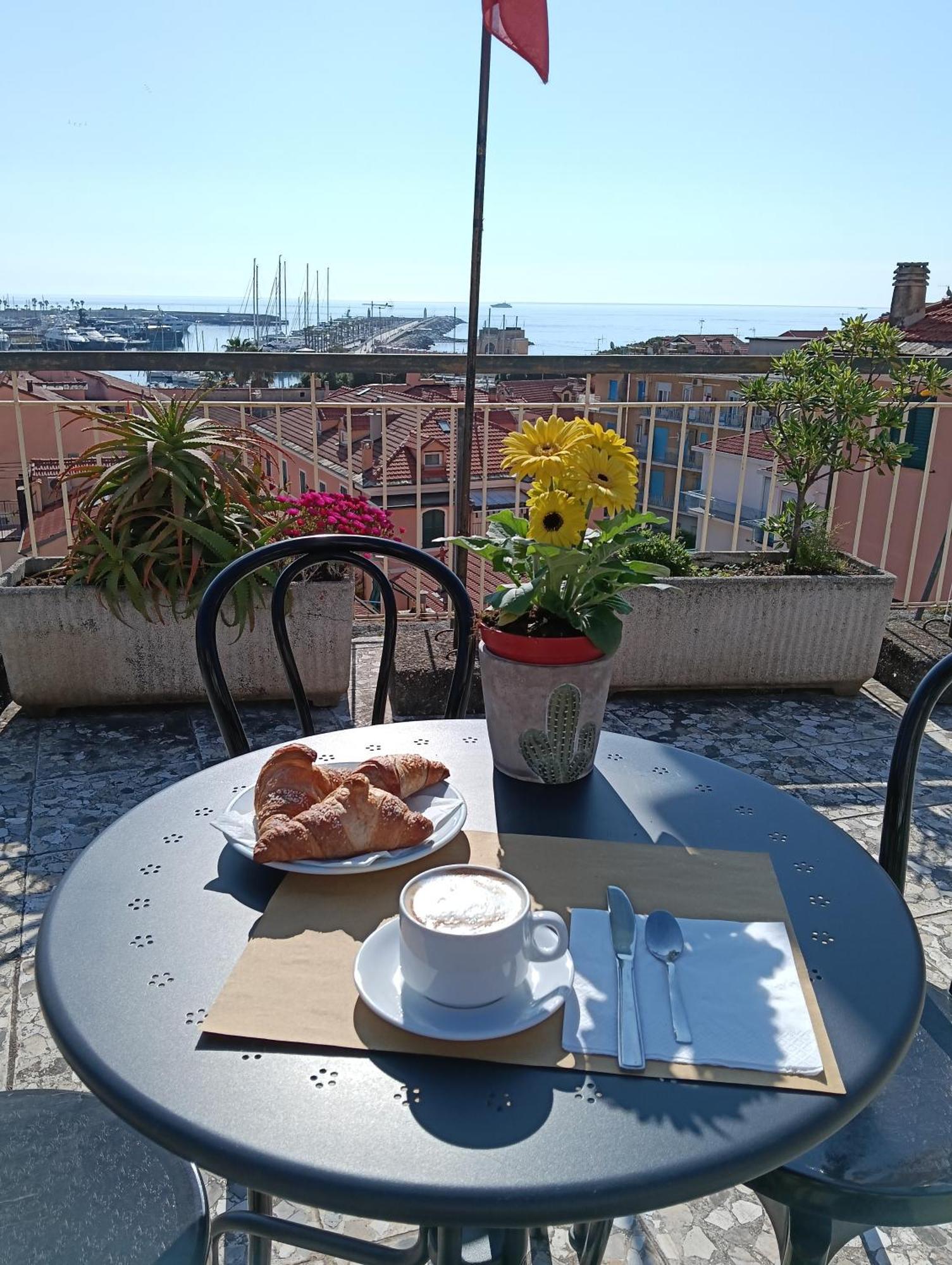 Hotel Robinia Imperia Buitenkant foto