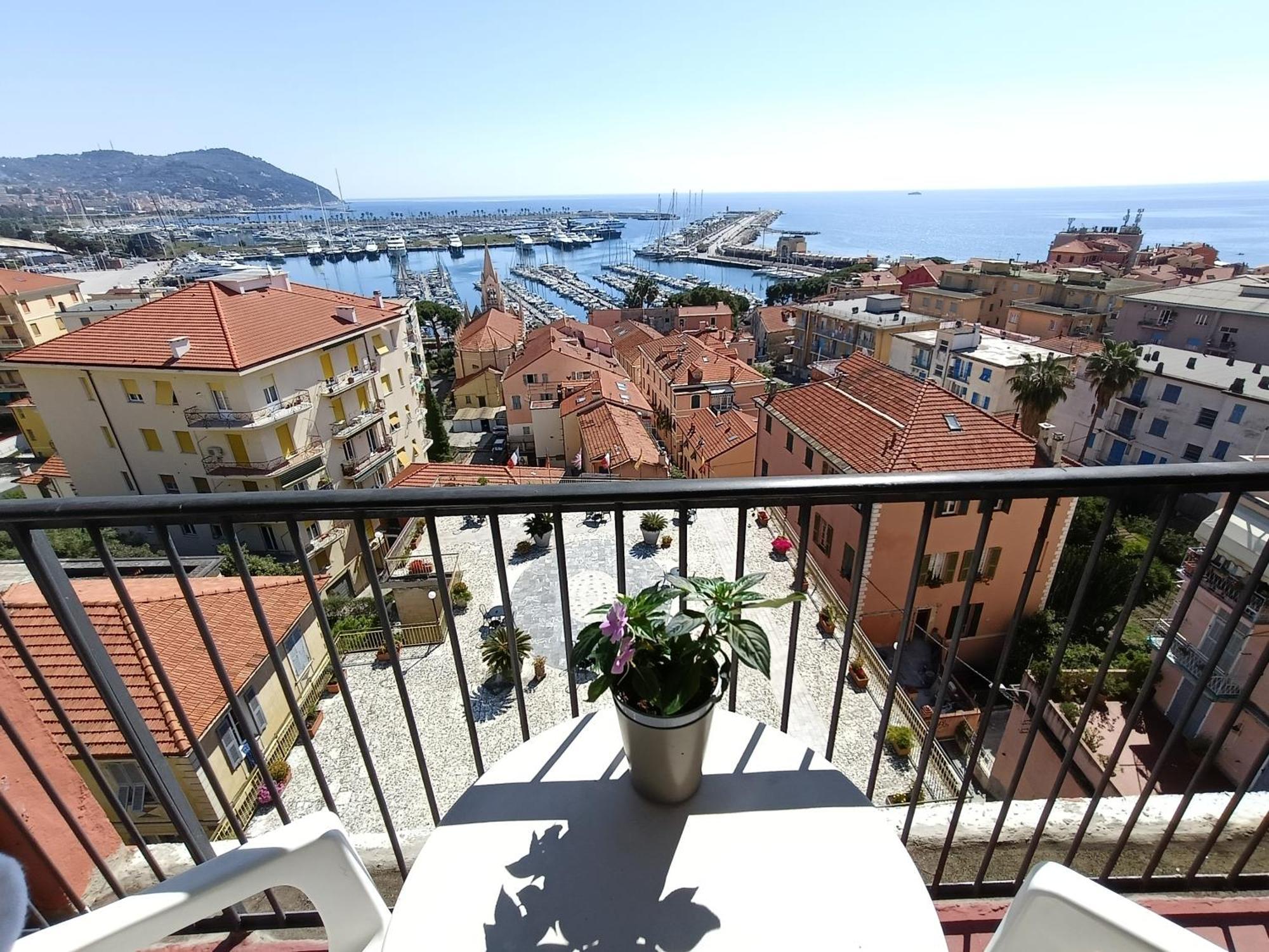 Hotel Robinia Imperia Buitenkant foto