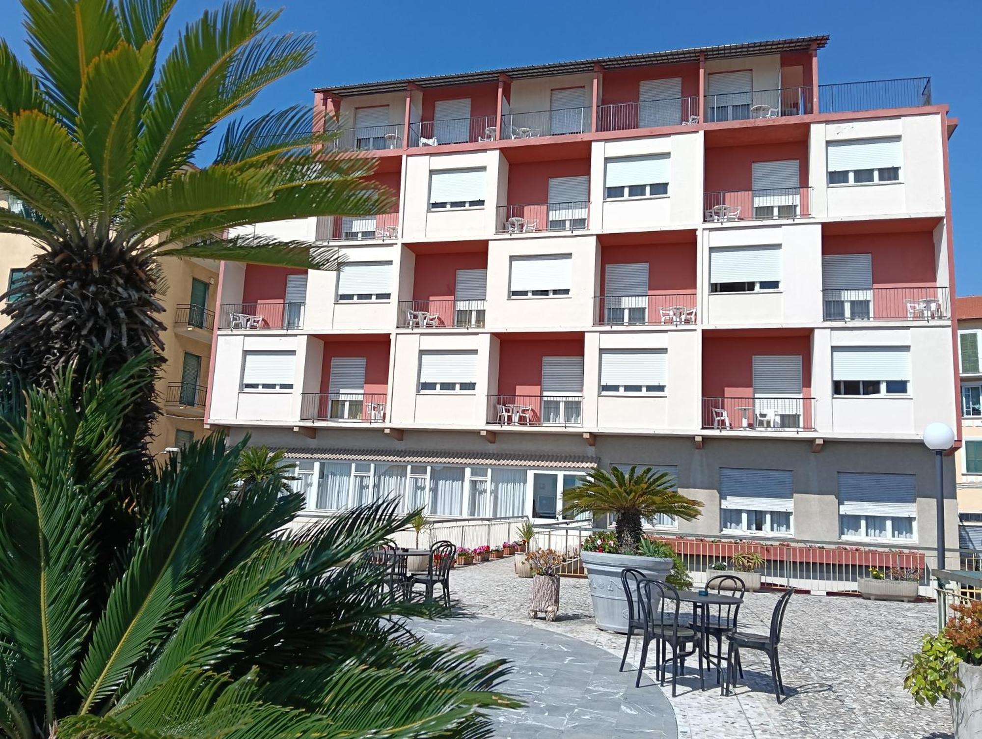 Hotel Robinia Imperia Buitenkant foto