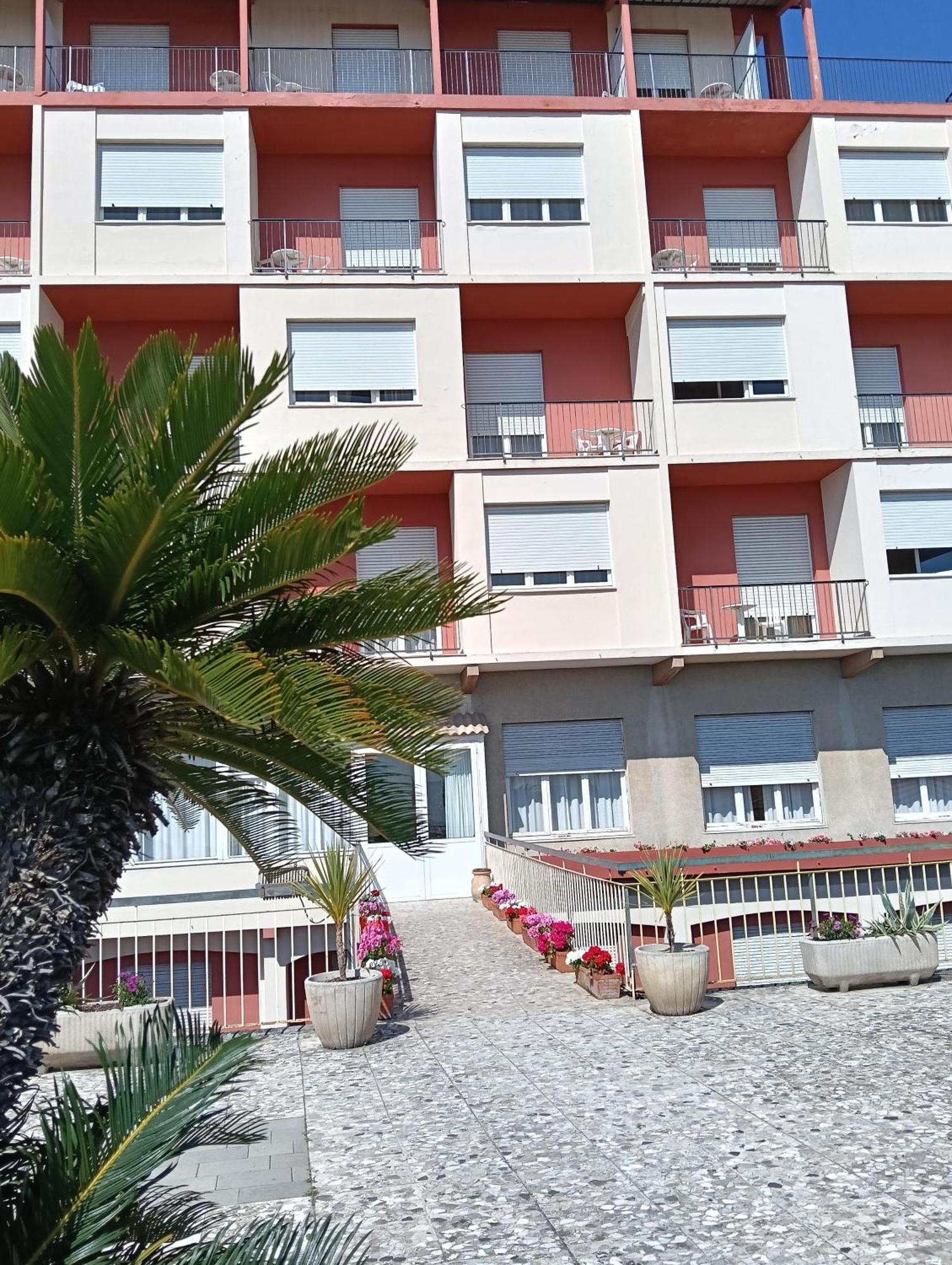 Hotel Robinia Imperia Buitenkant foto