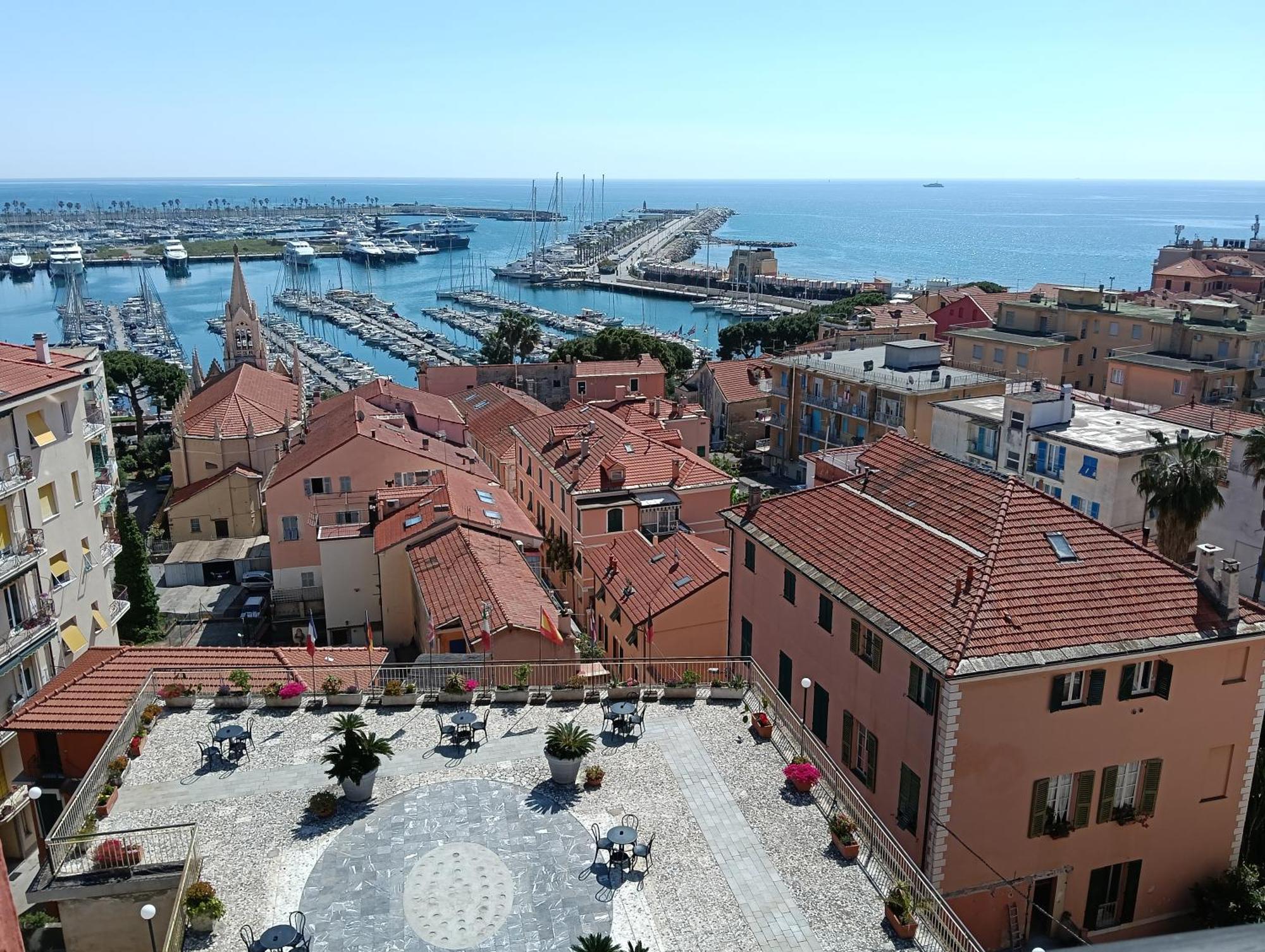 Hotel Robinia Imperia Buitenkant foto